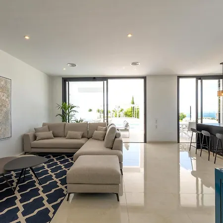 빌라 Luxury Villa Andrea - Seaviews - Panoramic Seaviews - Heated Private Pool *